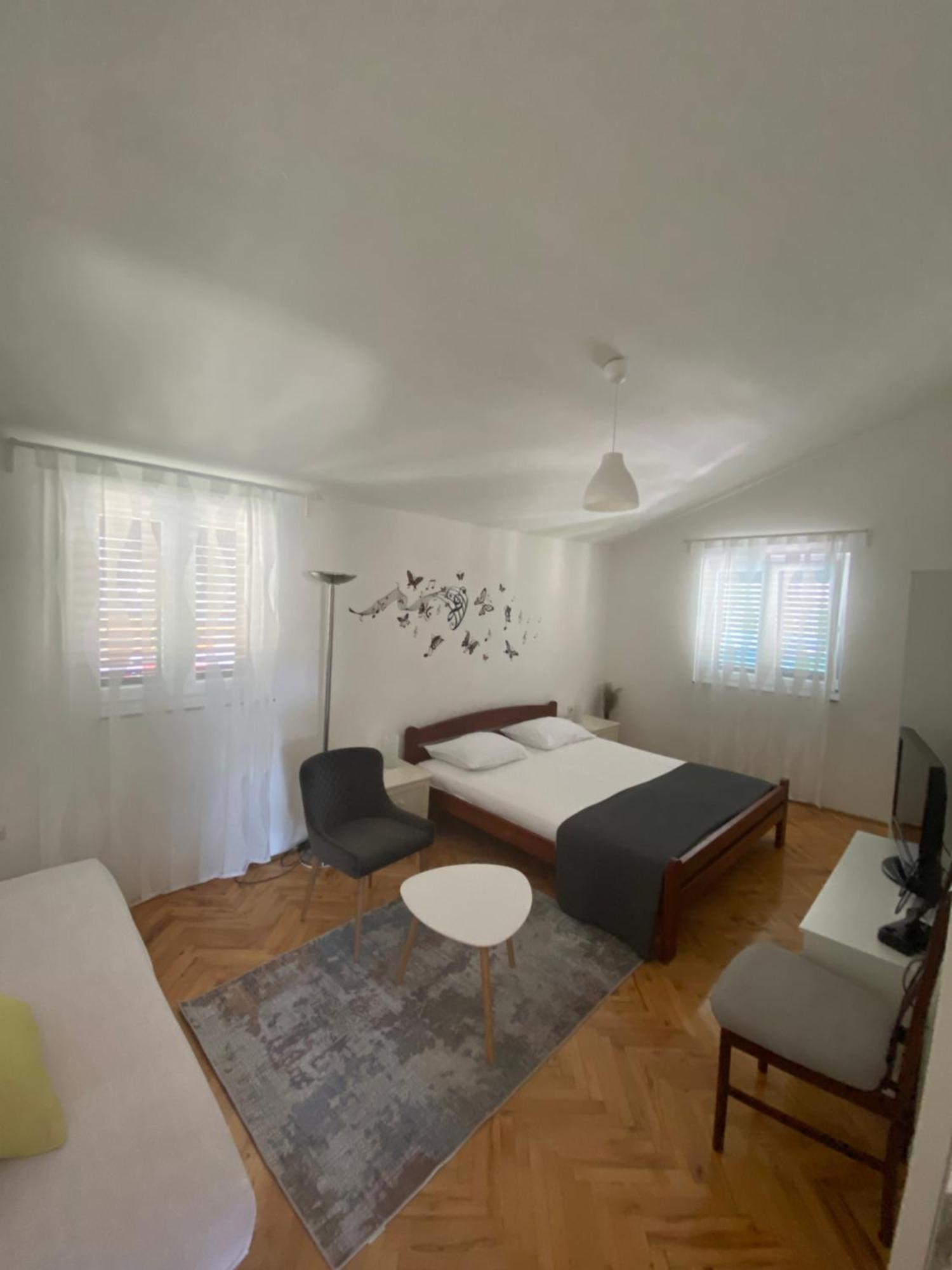 Sparadici Grebaštica Buitenkant foto