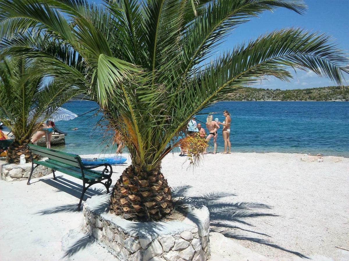 Sparadici Grebaštica Buitenkant foto